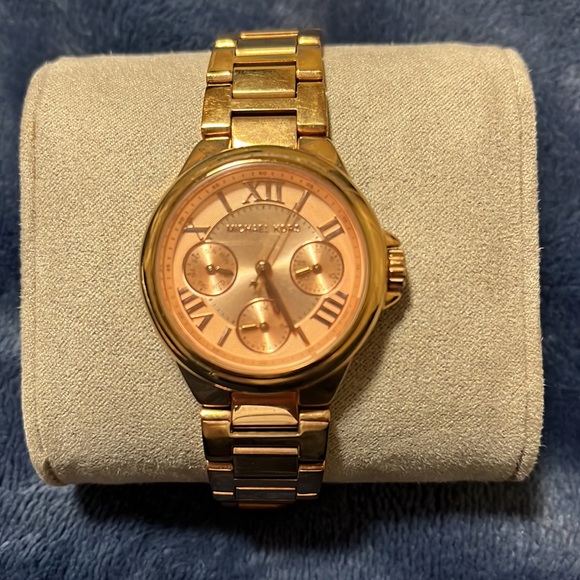 Michael Kors Medium sized Woman’s watch. Never used. Rose Gold - Picture 2 of 7